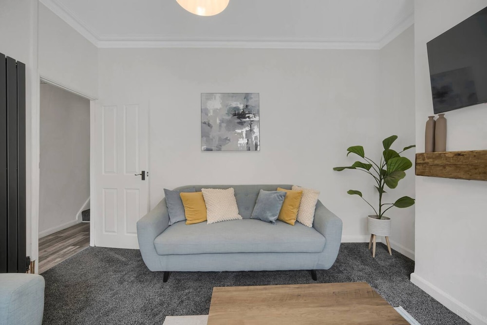 Central Chic - Huge Home - Free Wifi