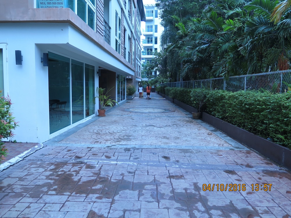 6-30 - 1 Bdr Condo With Balcony and Shared Pool