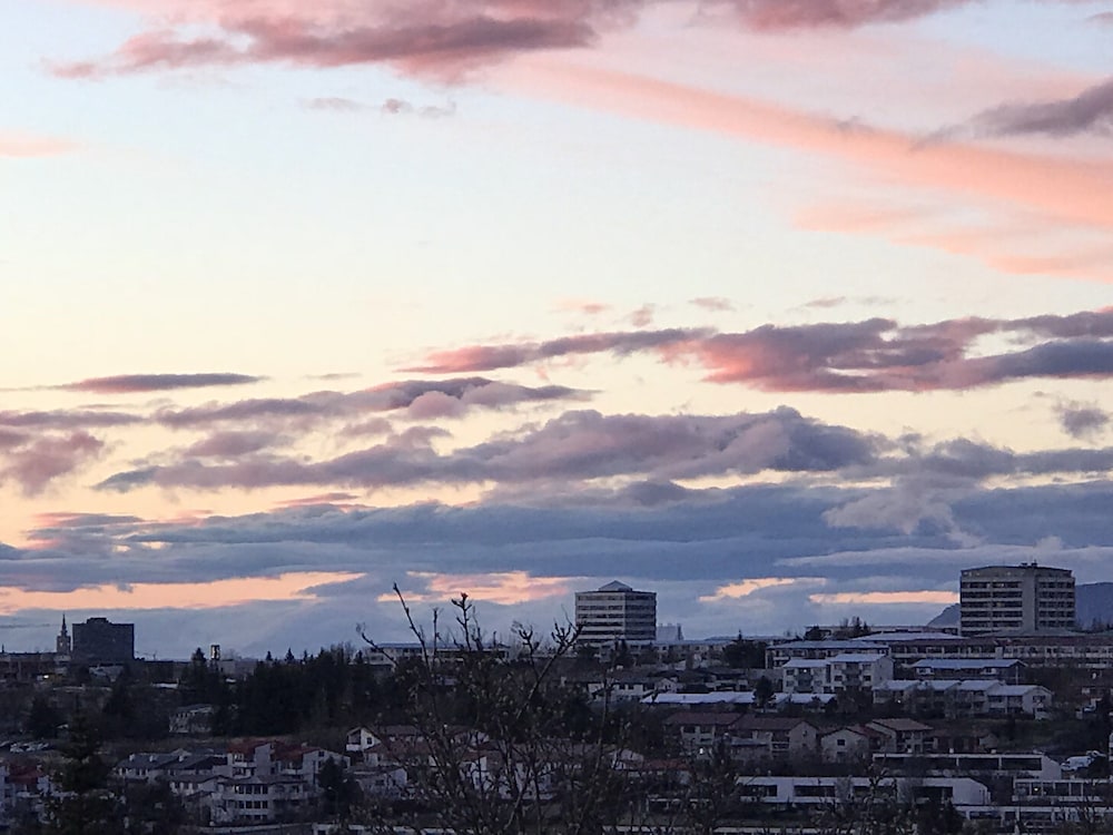 ICELAND SJF Villa , Hot tub & Outdoor Sauna Amazing Mountains View - 15 min to downtown