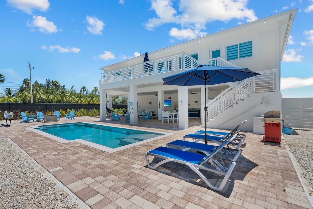 Paradise Point Pool Dock Lounges BBQ view 5