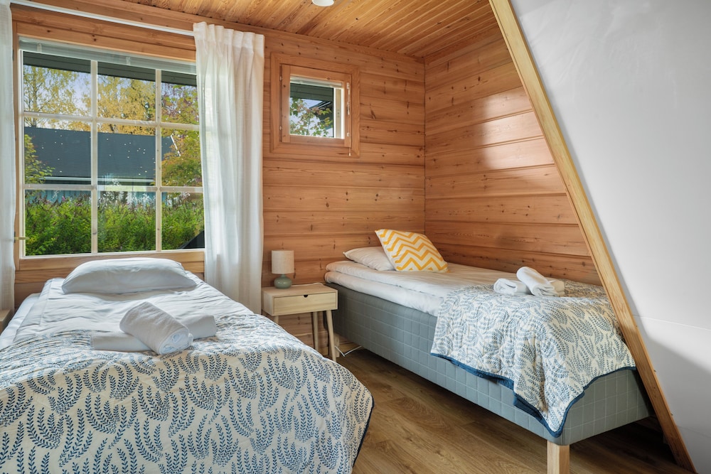 Cozy 3BR Riverside House with Sauna