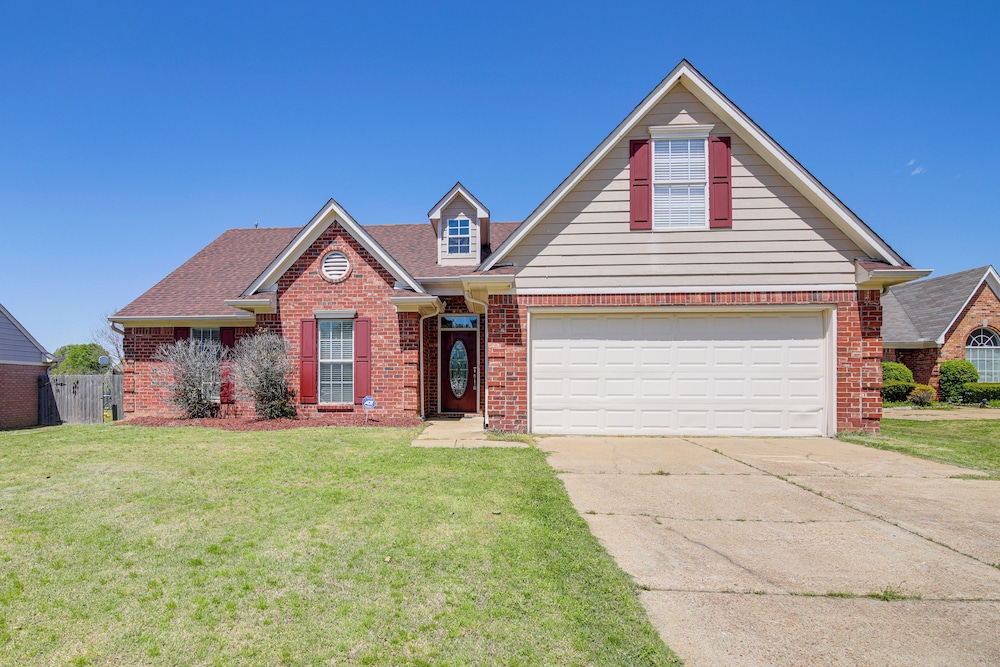 Large Backyard: Peaceful Home in Southaven! view 5