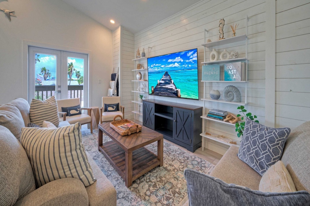 Luxury 4bdr Beach Retreat w/ Private Pool Walk to Dining + Shops Shore Thang
