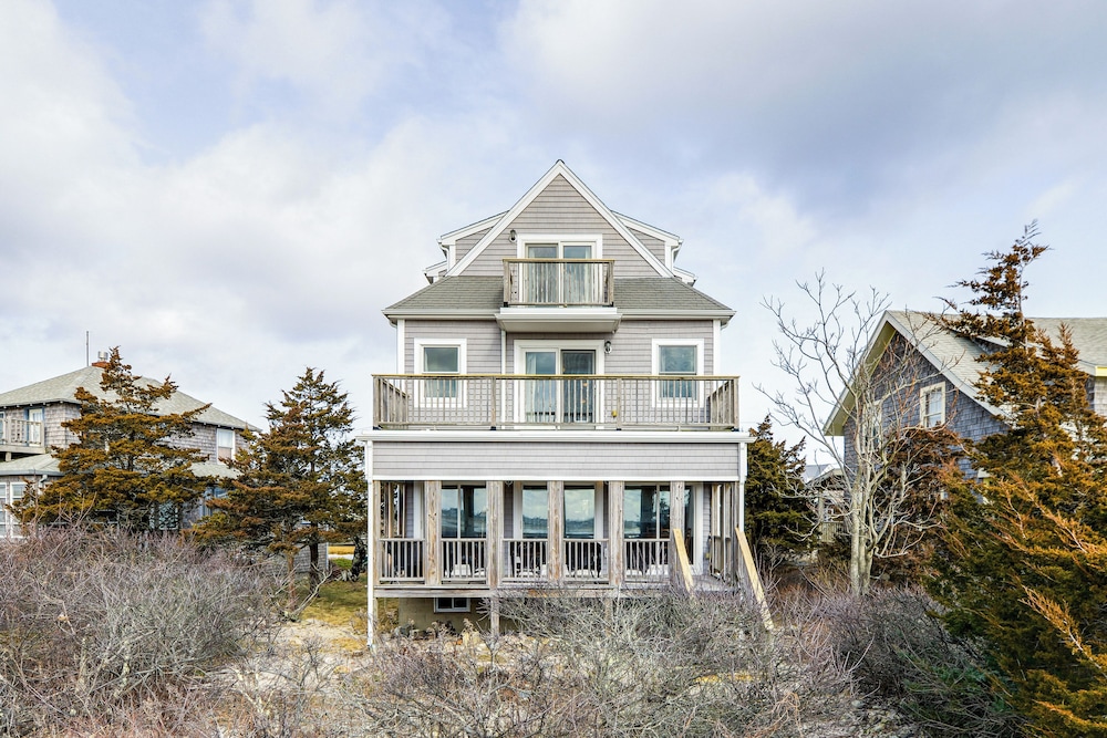 Marshfield Home w/ 4 Decks & Private Beach Access!