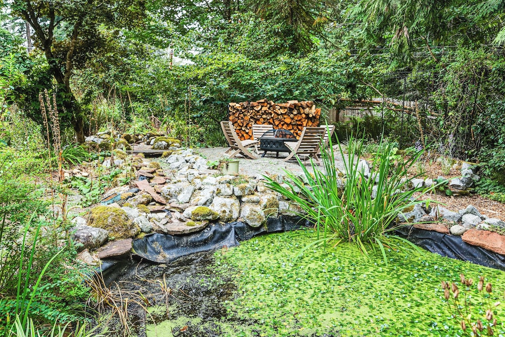 Lake Margaret Access: Boho Log Cabin w/ Backyard