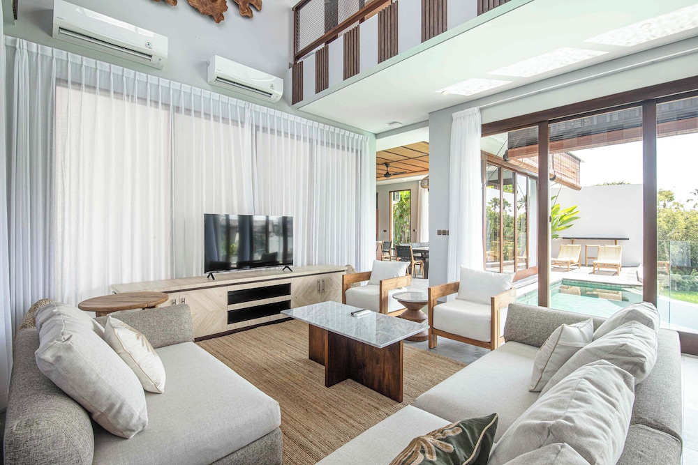 5-br Beach Villa in Canggu Overlooking Rice Fields