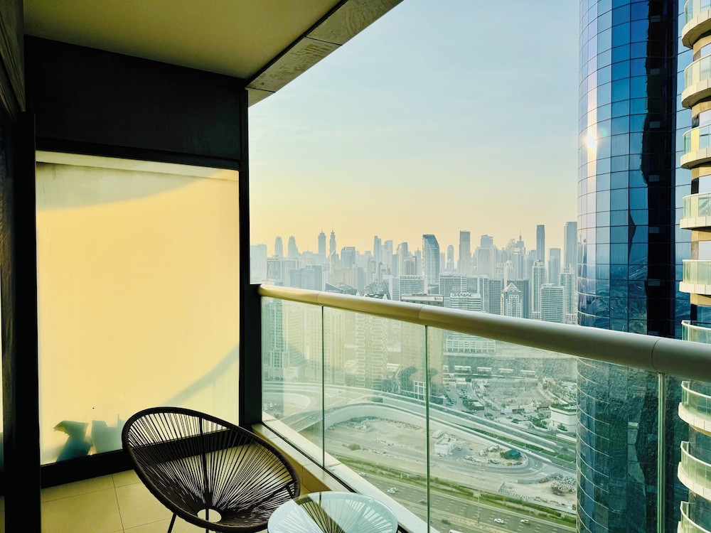 Venduras Cozy 1BR at Damac Tower