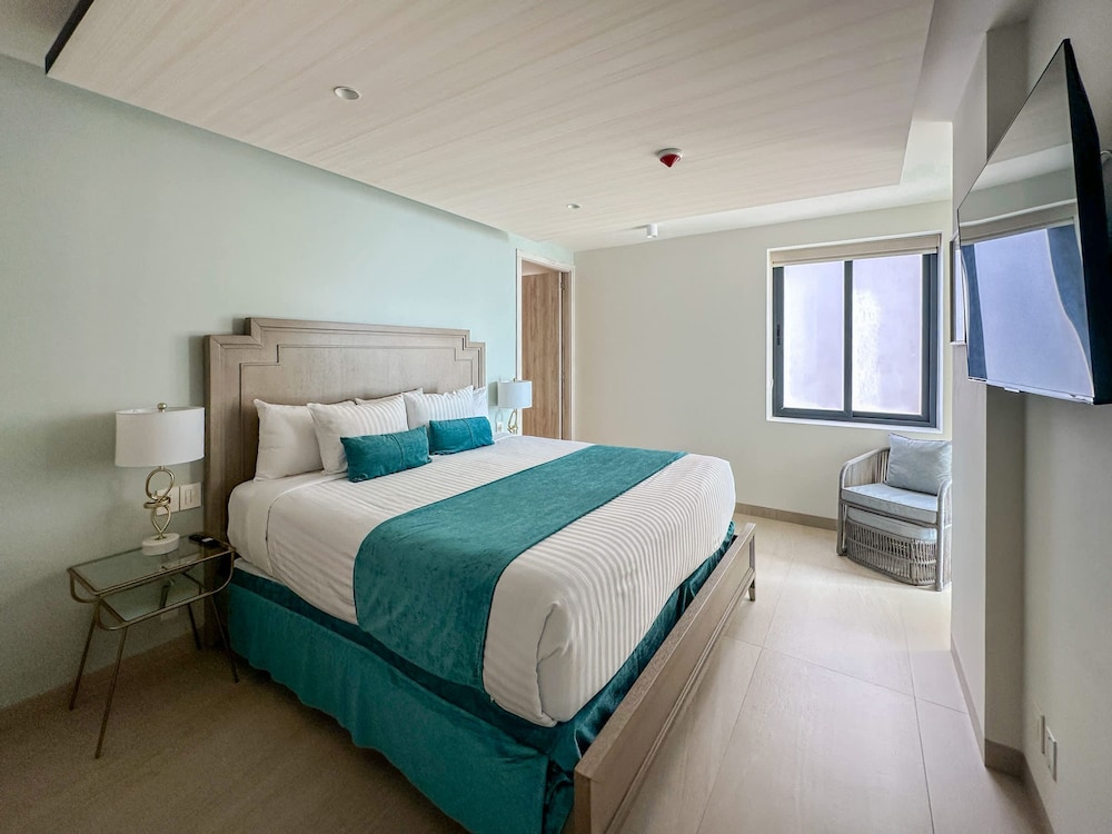 Paradise Found Luxe 2BR Condo in Iconic Location