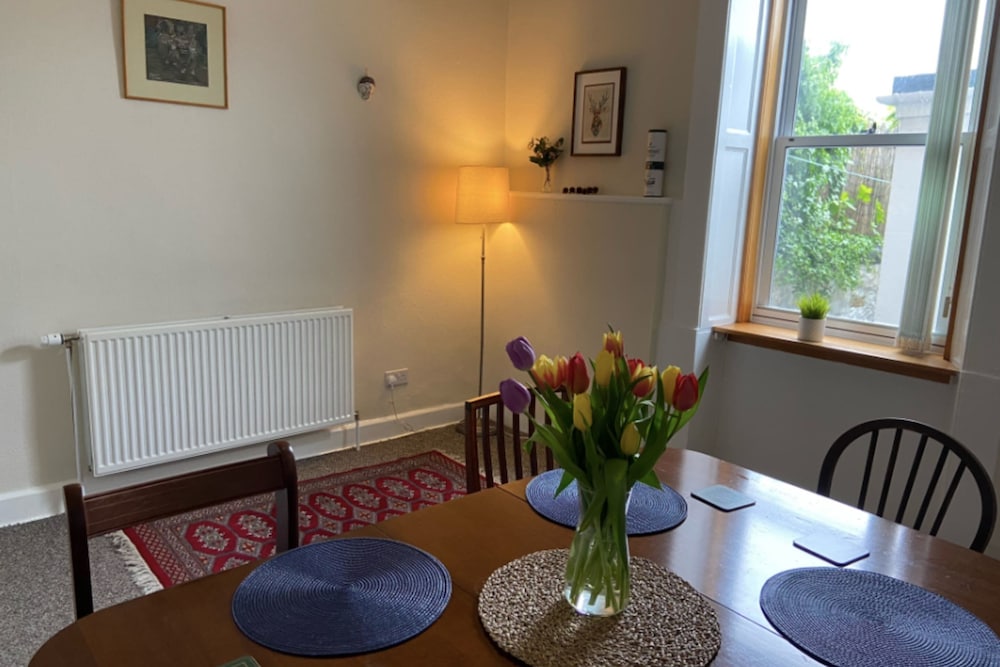 Cosy 2 Bedroom Home in Edinburgh in a Great Location view 4