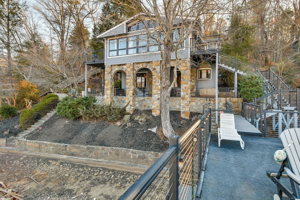 Hot Tub & Lakefront Deck: Cabin in Blue Ridge Mtns