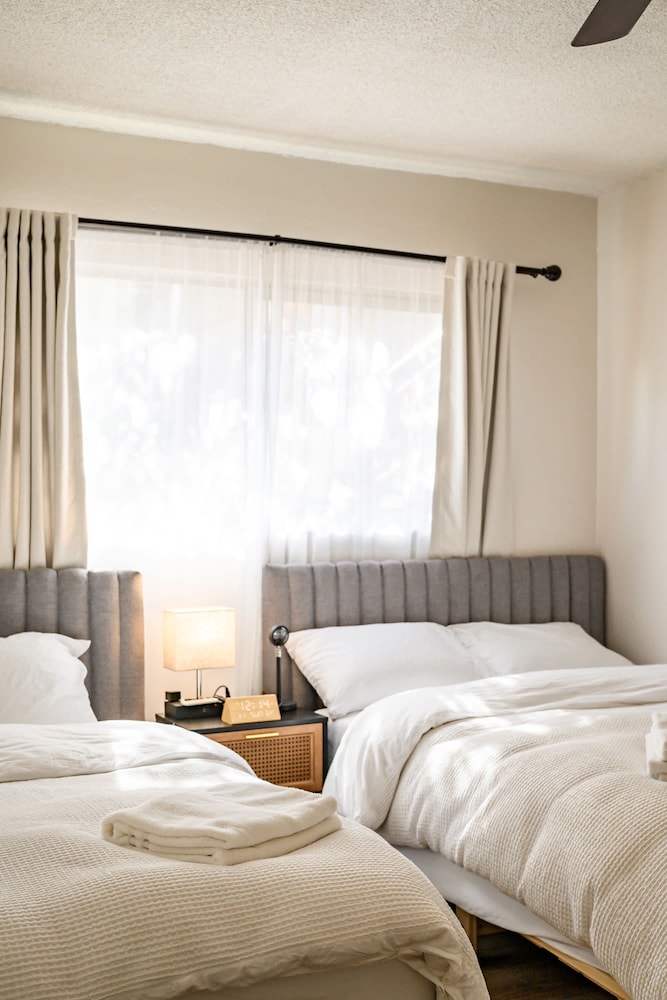 Modern Cozy Retreat Stylish Stay With Patio Parking
