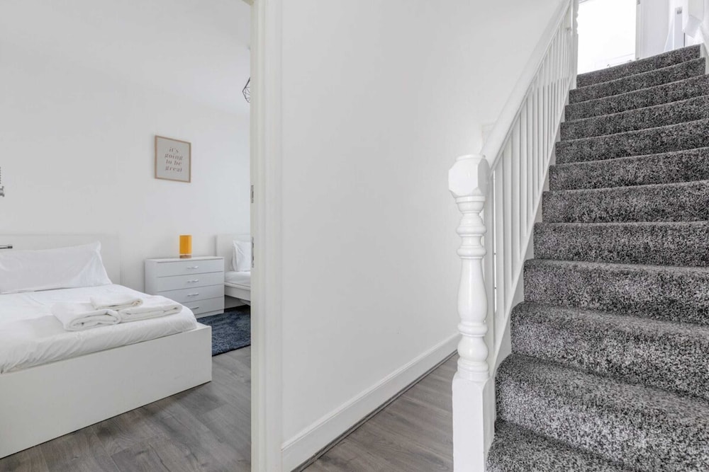 Spacious & Newly Renovated 4BD House East Ham!