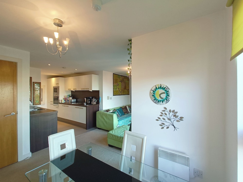 1 Bed Flat - Sleeps 5 - Pets - Garden - Parking