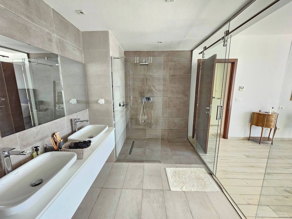 Elegant and Modern Villa V 04