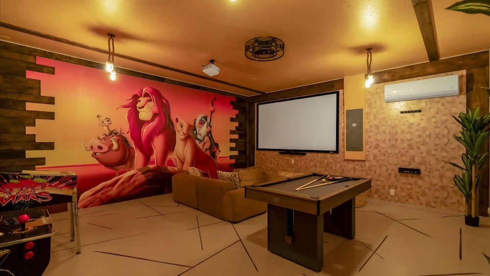Upstay Family Home w Cinema Pool BBQ Clermont