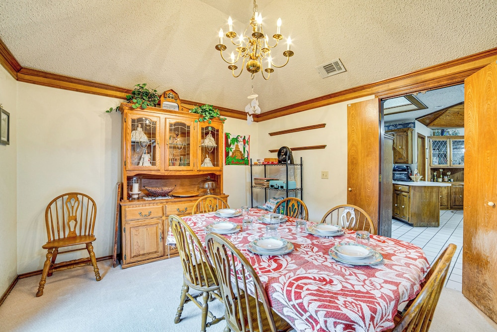 Pet-friendly Home w/ Pool - 8 Mi to Central Plano!
