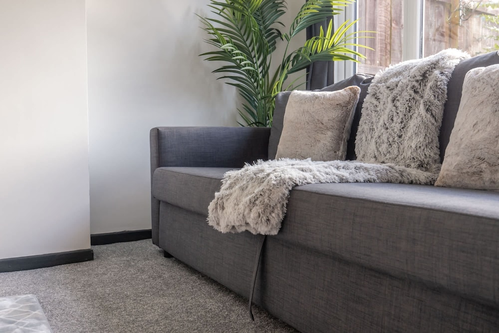 Modern 3 Bed House-free Parking