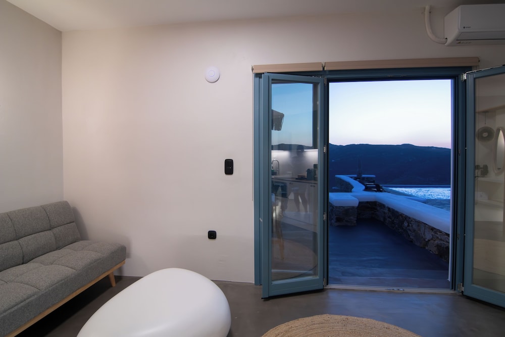 Thronos Suites