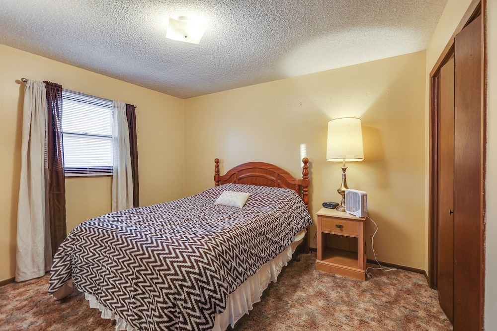 5 Mi to Hutchinson Attractions: Cozy Apt