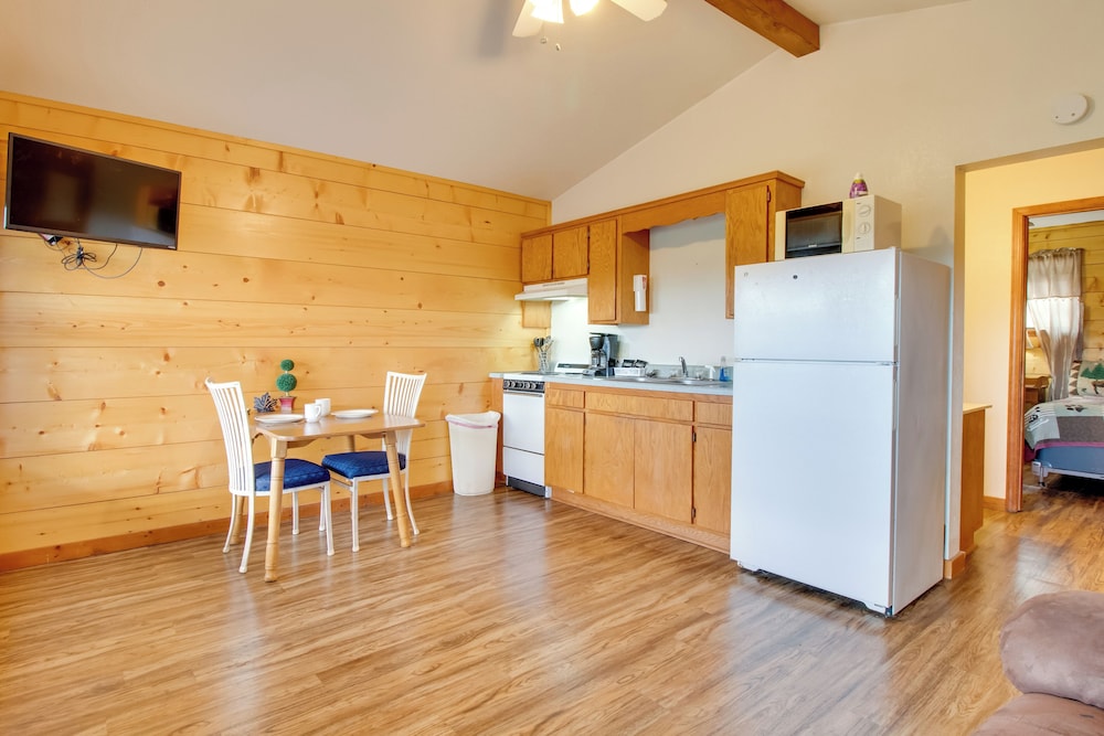 Mtn-view Porch: Arkansas Cabin Near White River