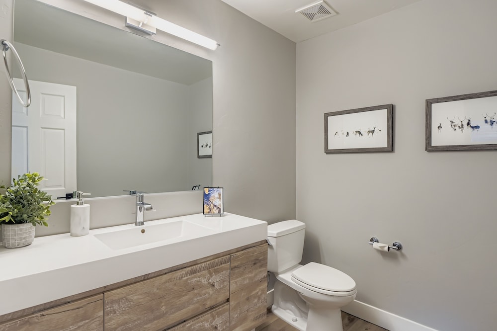 Mountain Luxury In Old Town Spa - Walk To Main 440 3 Bedroom Home