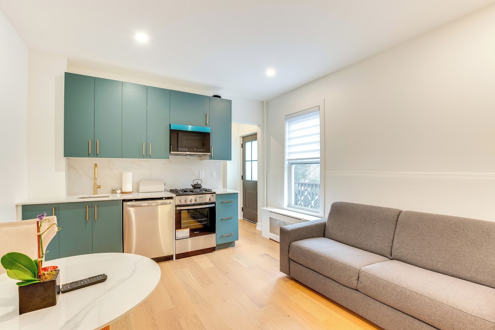Centrally Located & Pet Friendly: Yonkers Studio!