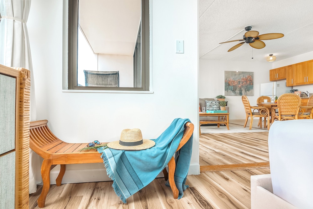 High Floor Ocean View Condo (King Bed and Parking): hotel room photo