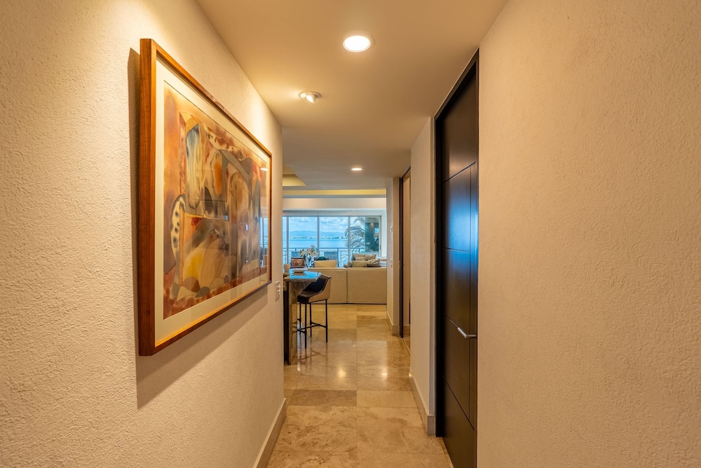 Ocean Front Amazing Views and Location Sleeps 8