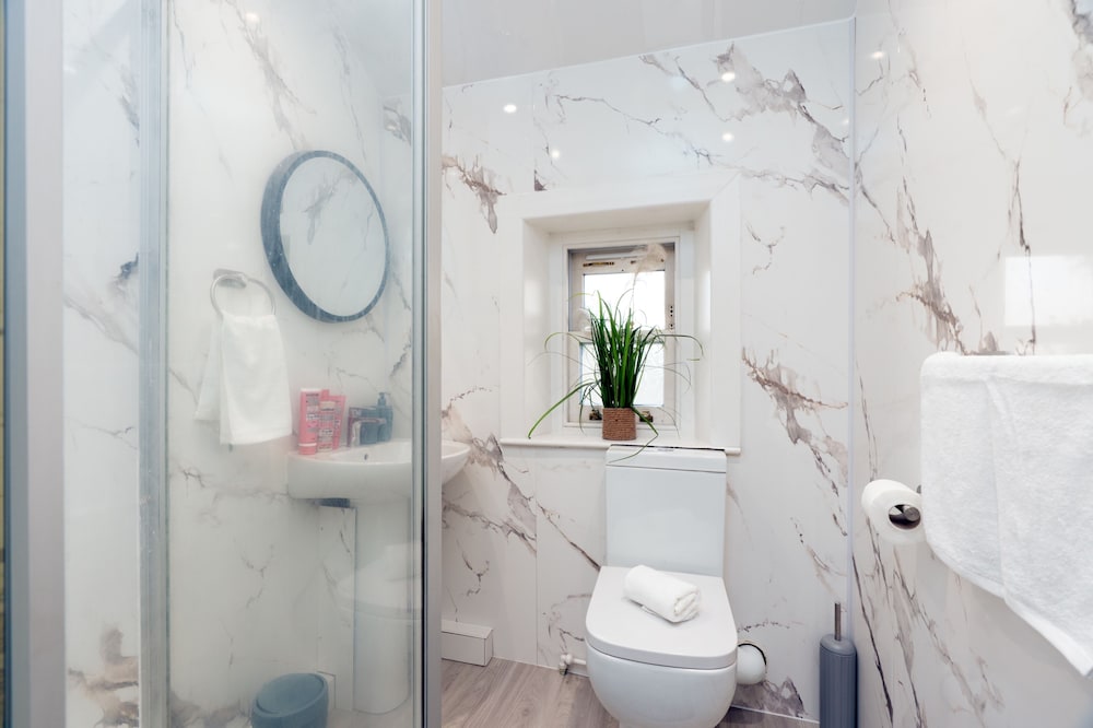 Cosy Cottage - Sleeps 6, Parking & Pet Friendly!
