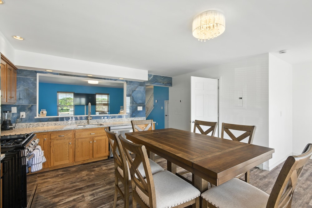 Stylish 3br Retreat Walk To Beach & Boardwalk 3 Bedroom Home