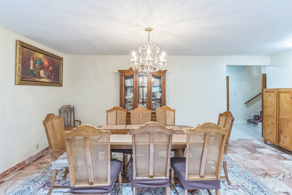Russell House Near Hollywood & Griffith Park 3 Bedroom Home