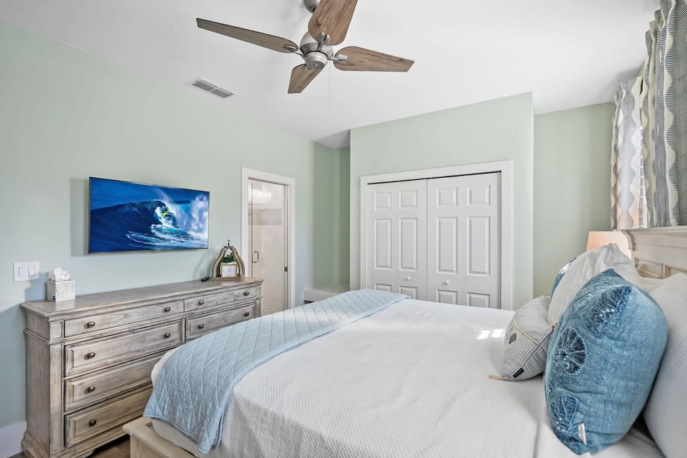 2 Steps to Ice Plant Downtown St Aug Beach Club