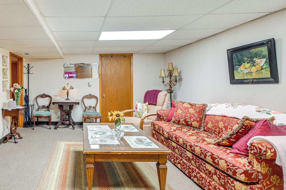 2 Mi to Walden Galleria: Apartment w/ Patio