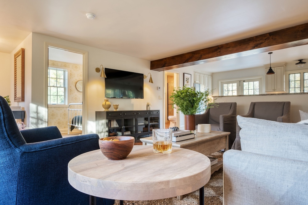 Cortland by Avantstay Charming Heritage Estate w Private Lake Pool