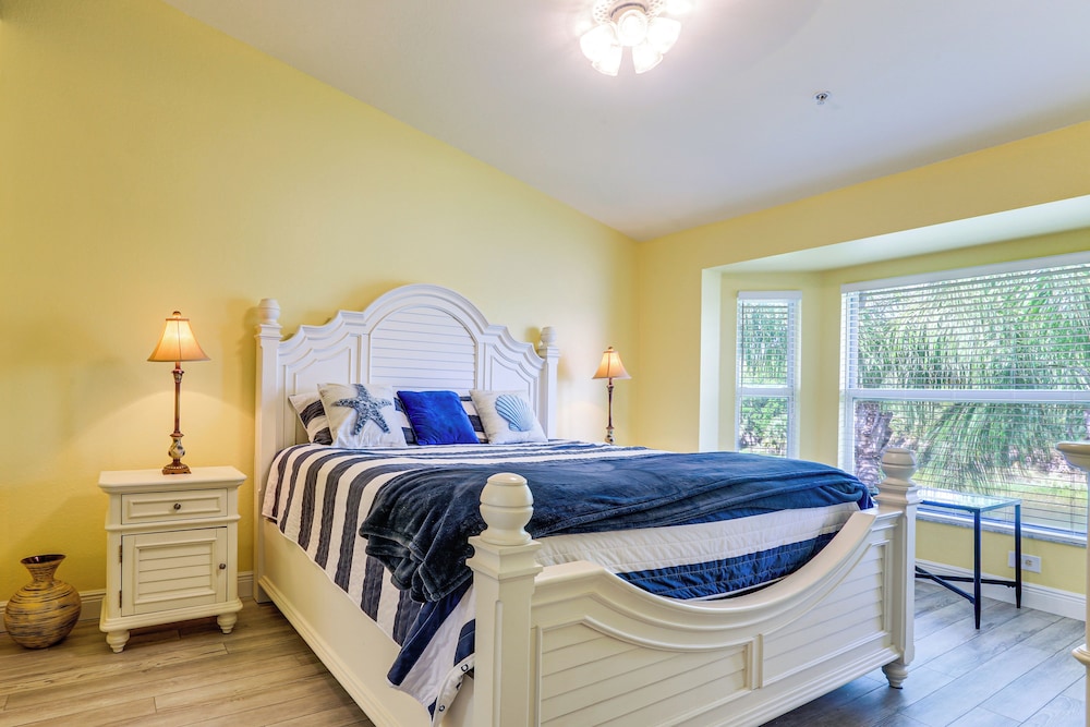 Lake View & Screened Balcony: Estero Getaway!