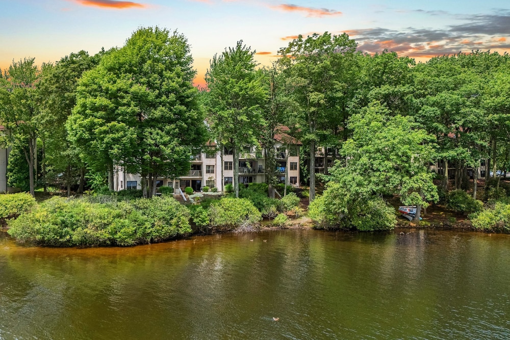 Boulder Lake-scape by Avantstay Lakefront Views