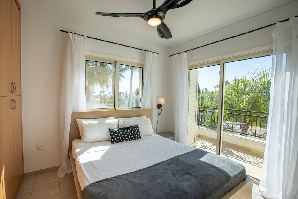 Phaedrus Living Luxury Villa Oceania