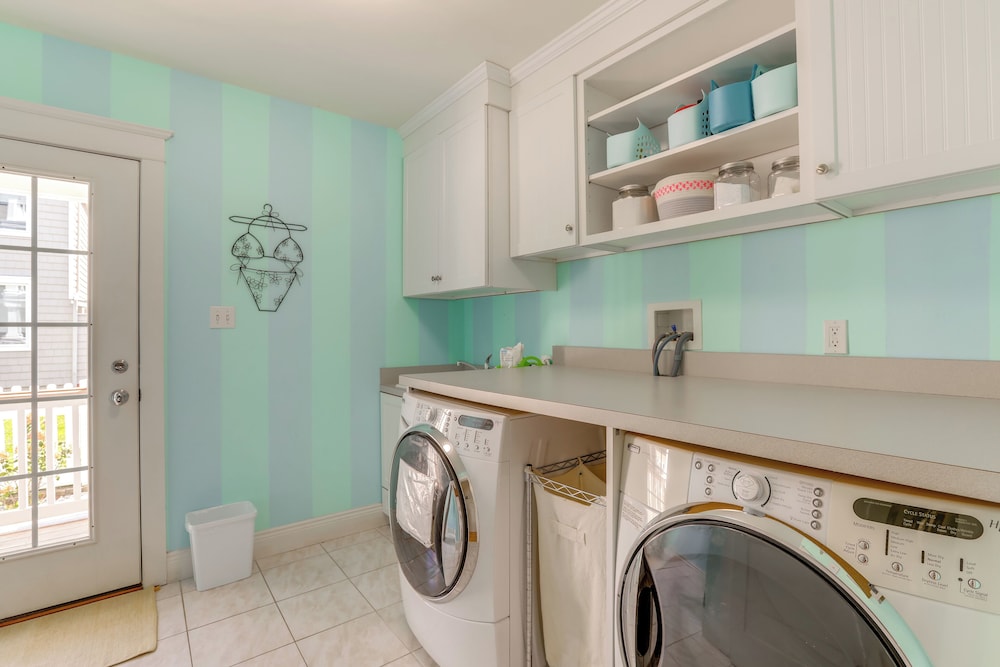 Spacious Avalon Beach House - 2 Blocks to Water!