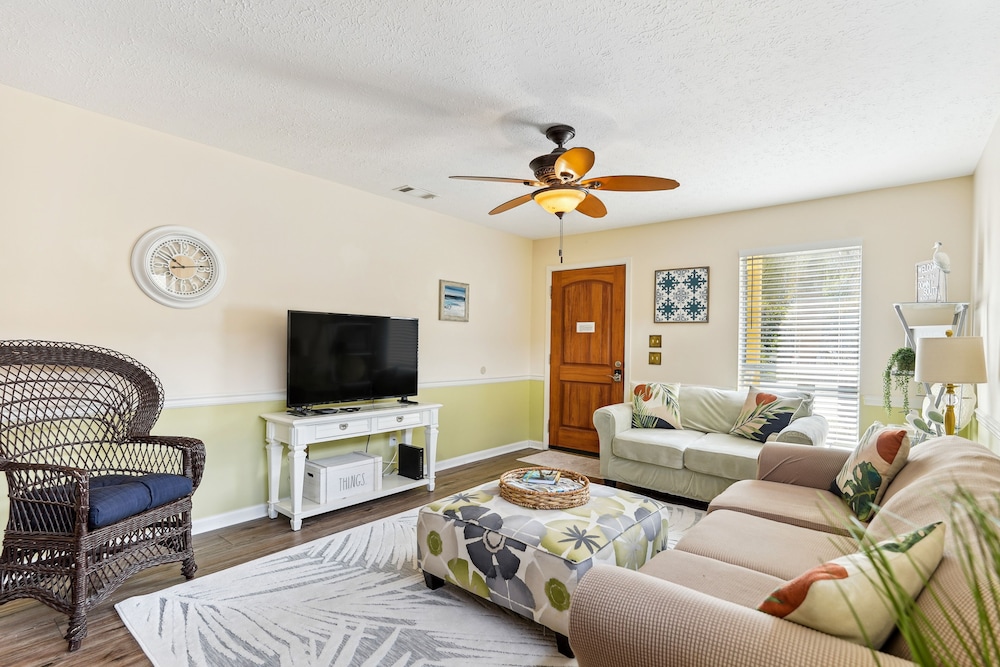 Breezy PCB Vacation Rental w/ Lanai, Walk to Ocean