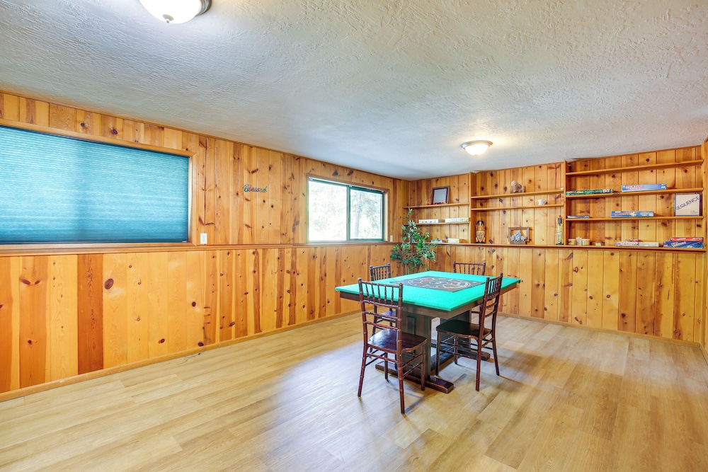 3 Mi to U of O Pet-friendly Home w/ Covered Deck!