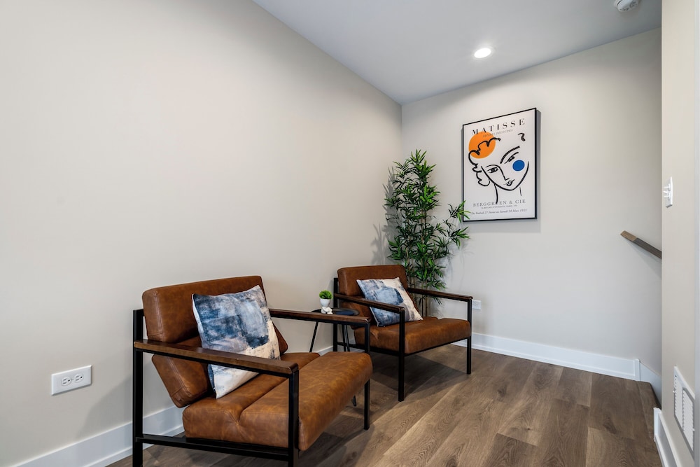 Spacious 4BR Warrenville Home- Rep 1