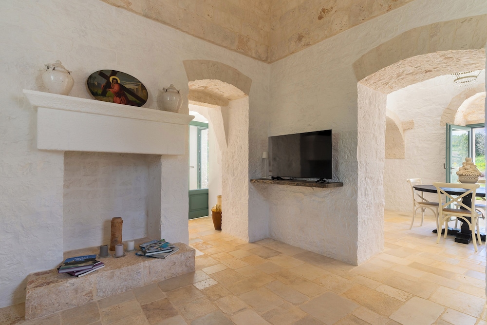 Trullo Pietra Rossa with Pool by Wonderful Italy