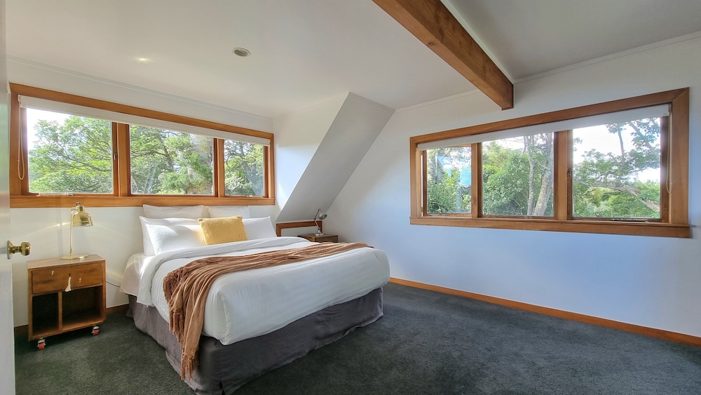 The Kauri Retreat - Sea Views & Spa Pool view 5