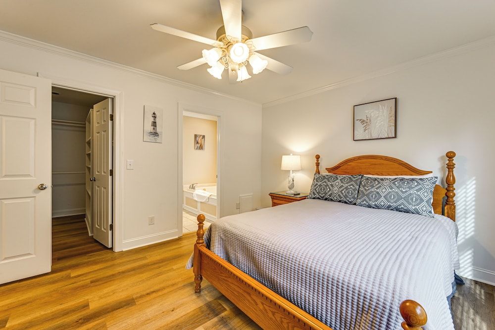 9 Mi to Dtwn: Greenville Home w/ Screened Patio!