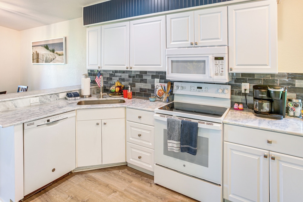 Swim, Golf & Hike: Family Home in Rotonda West!