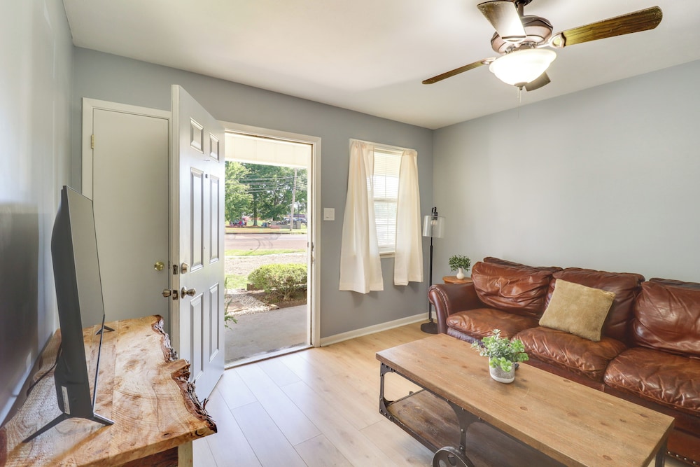 Walk to Eats & Entertainment: Home in Brookhaven