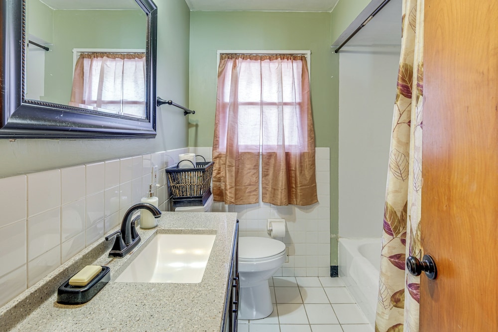 8 Mi to Dtwn Cleveland: Quiet Home w/ Fenced Yard