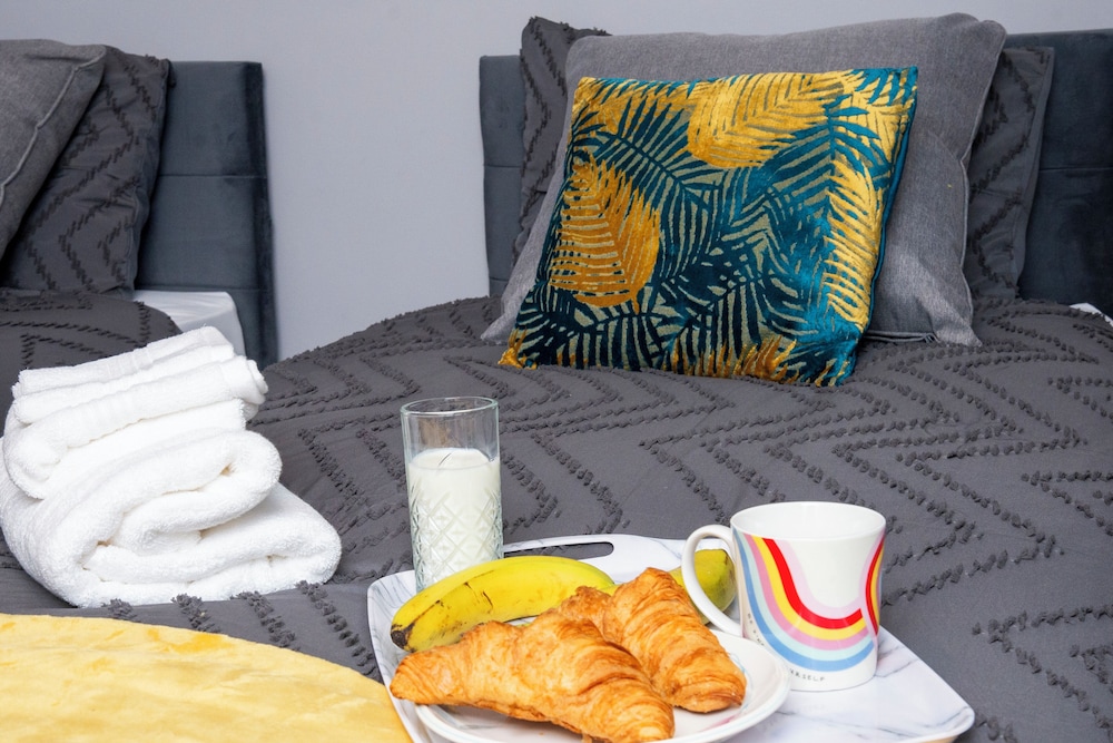 Corby-2 Bedroom-1bathroom-parking - Upto 5 Guests view 3