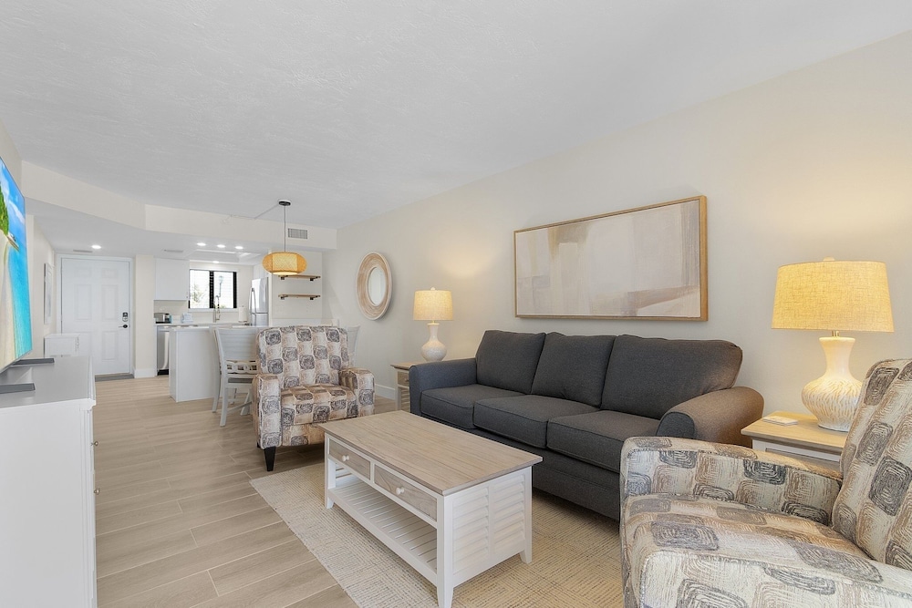 Seaside 209: Oceanview 2br/2ba Condo With Pool, Steps To Beach 2 Bedroom Condo