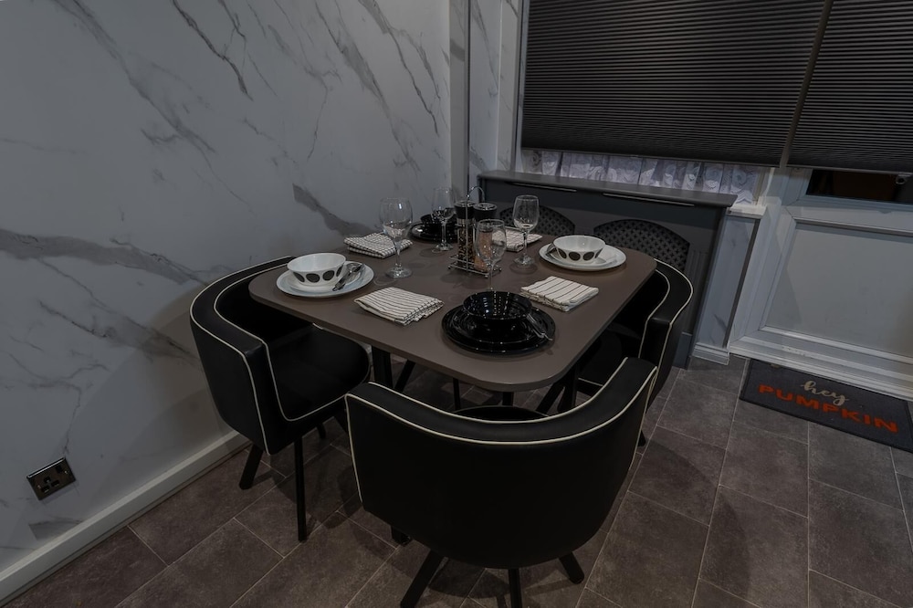 Charming 2 Bedroom Luxurious Home in Thamesmead South East London